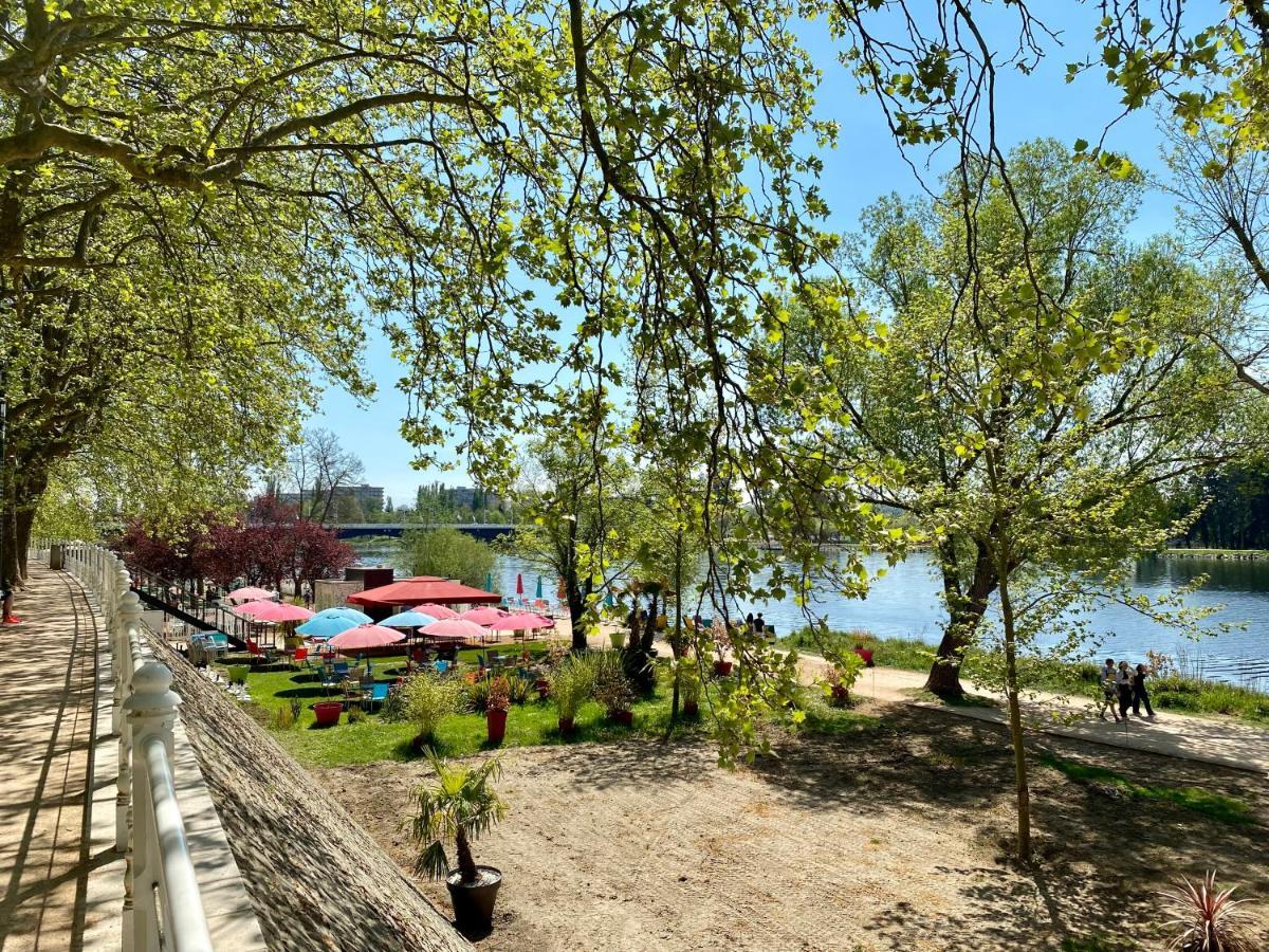 Charmant F1 avec terrasse et vue sur jardin arboré - fraicheur naturelle du rez de jardin - parking Bellerive-sur-Allier Exterior foto
